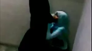 Comel remaja dengan buah sedap kena kongkek dada kecil menjamu pussy yang lazat