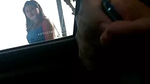 Holly Hendrix terkandas dan berharap teteknya boleh menarik sedap jolok seseorang
