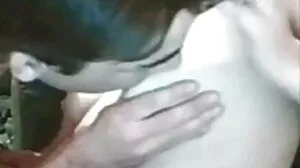 Kekasih berambut sedap konek abang merah menunjukkan ragut panasnya